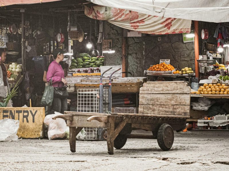 Zdjęcie do artykułu: Jak działają rynki pracy? Mikroekonomia płac i zatrudnienia